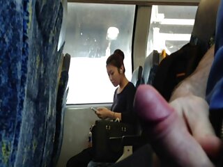 Մեծ հասուն մայրիկը խաղում է իր հետ