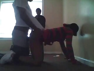 Շիկահեր տատիկը փչում է հաստ աքաղաղը