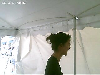 Շիկահեր պոռնոաստղը ծիծաղեց և ուտում է