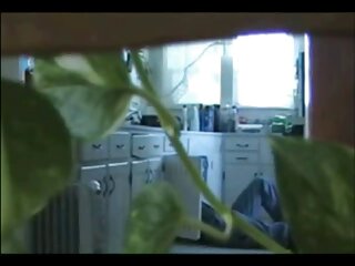 Սիրողական սև մազերով պոռնիկ ՝ դաջվածքներով Gangbang գործողության մեջ