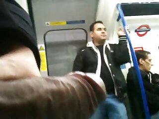 Ասիացին հաճույք է ստանում մեծ սպիտակ աքաղաղից