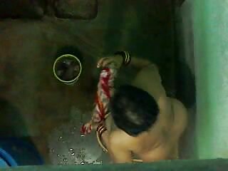 Սև խորթ դուստրը կծում է իր սպիտակ հայրիկի հետ