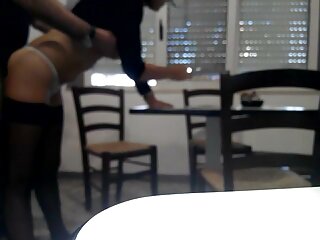 Բնական մեծ կրծքերով երեխա հագնում է կաշվե կոշիկներ և մատներ `զարմանահրաշ մեծ հյութալի փիսիկ ծալքեր