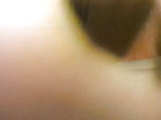 Մեծ բնական կրծքերով առաջին անգամ մերկ կրծքի մերսում