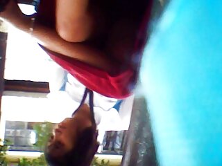 Շիկահերը ոտքի աշխատանք է տալիս աղջկան