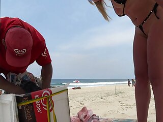 Գեղեցիկ Ստեֆանի Մունը կատարյալ անալ մուսա է իր նվիրված արվեստագետի համար