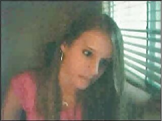 Սև գամասեղը ցնցում և փչում է սպիտակ զինվորի աքաղաղը