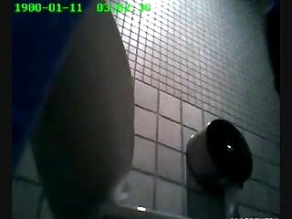 Շիկահեր երեխա ունի բոժոժ ընկերոջ, որը թիկունքից ծեծվում է, իսկ նրա փիսիկը լիզելիս