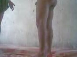 Տղան երախում է մեծ փորը փքող Անջելինային բերանում և փիսիկում