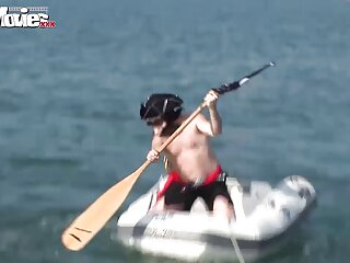 Սիրողական շիկահեր աղջիկ վեբ -տեսախցիկի վրա `բնական մեծ կրծքերով