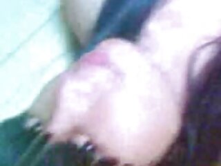 Շիկահեր փափկասուն հսկայական կրծքերով և հետույքով նստած է տղայի դեմքը