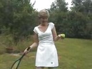 Մեծ աքաղաղի լրագրողը խփում է շիկահերներին