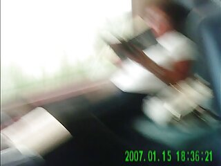 Մեծ թիթիզ խիտ սև աղջիկը վերցնում է երկար սպիտակ աքաղաղ