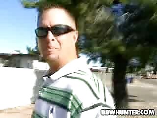 Շիկահեր գեղեցկուհին նստում է աքաղաղին հայելու դիմաց - Տնական_240p