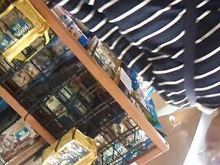 Կապույտ մազերով պատանին ցույց է տալիս իր մեծ կրծքերը